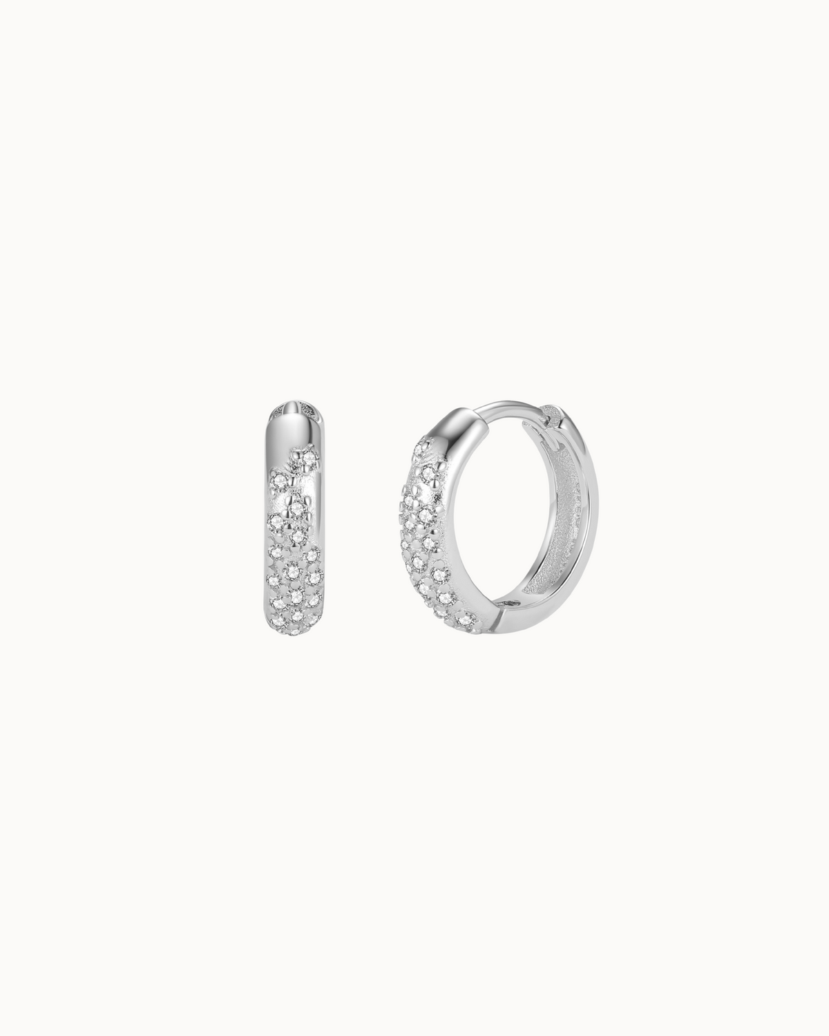Nila Earrings aus 925er Sterlingsilber – kleine Creolen, besetzt mit klaren Zirkonen