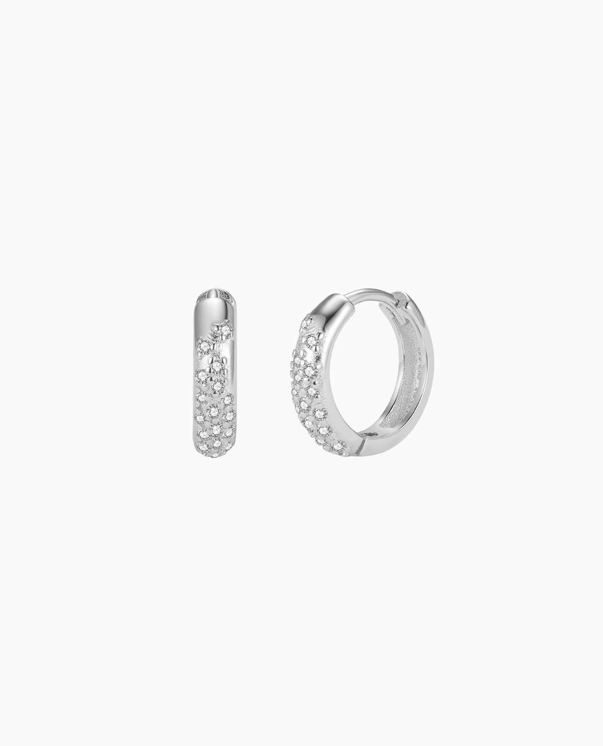 Nila Earrings in 925 sterling zilver – kleine creolen gevuld met heldere zirkonen