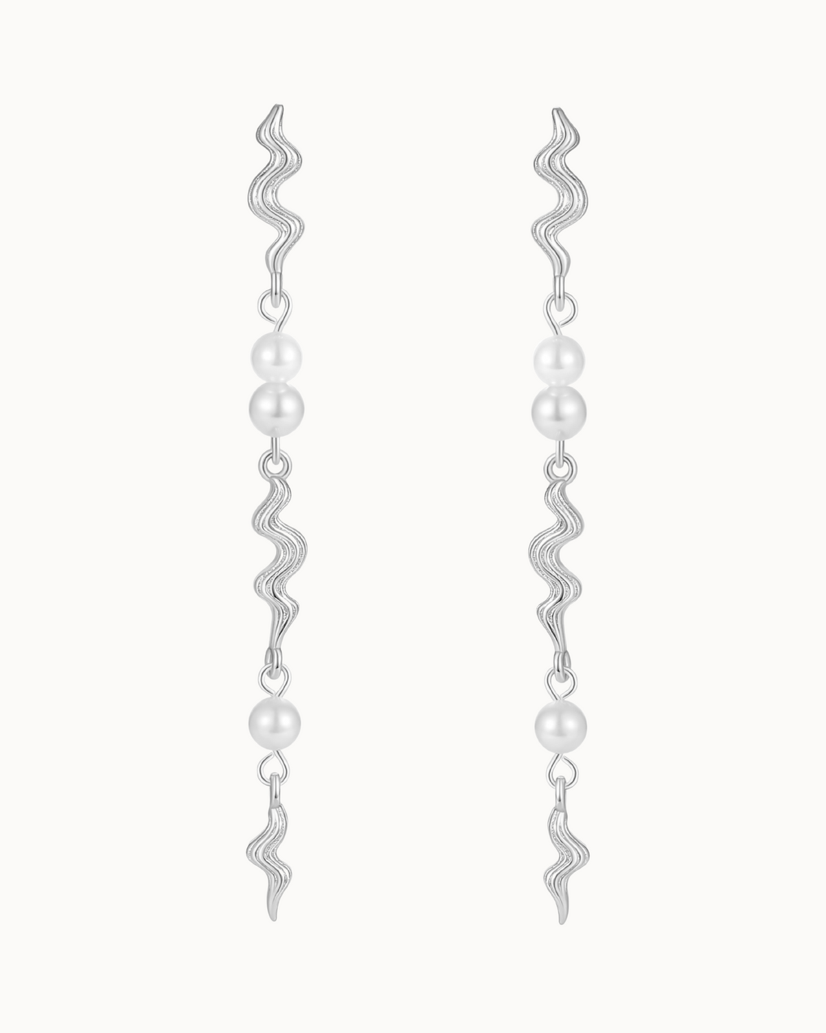Nisa Ohrringe aus 925er Sterlingsilber mit welligen Anhängern und Muschelperlen