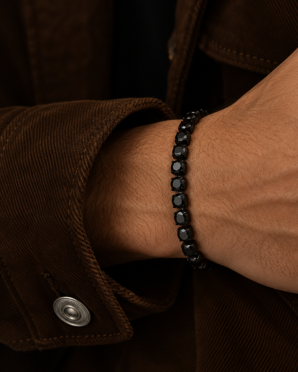 Noir herrearmbånd med sorte zirkoner, der giver en diskret glans