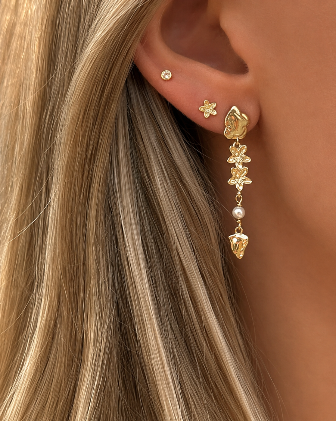 Vergulde Nusa Petite Studs met fijn gedetailleerde bloemblaadjes