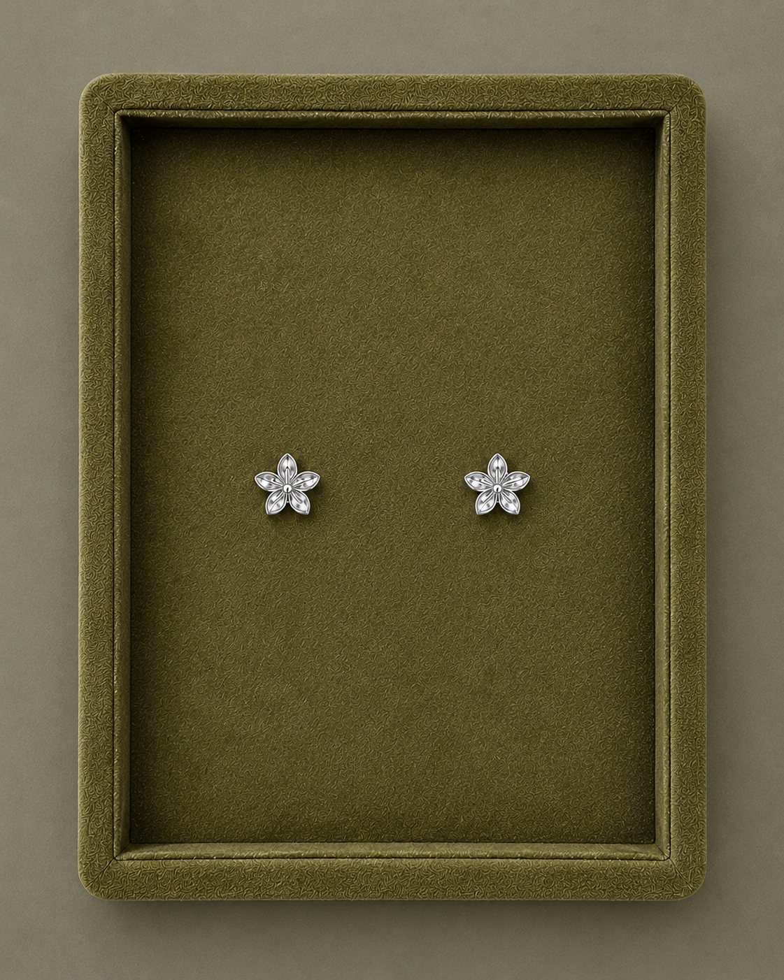 Kleine Nusa bloemenoorknopjes in sterling zilver met fijn gedetailleerde bloemblaadjes