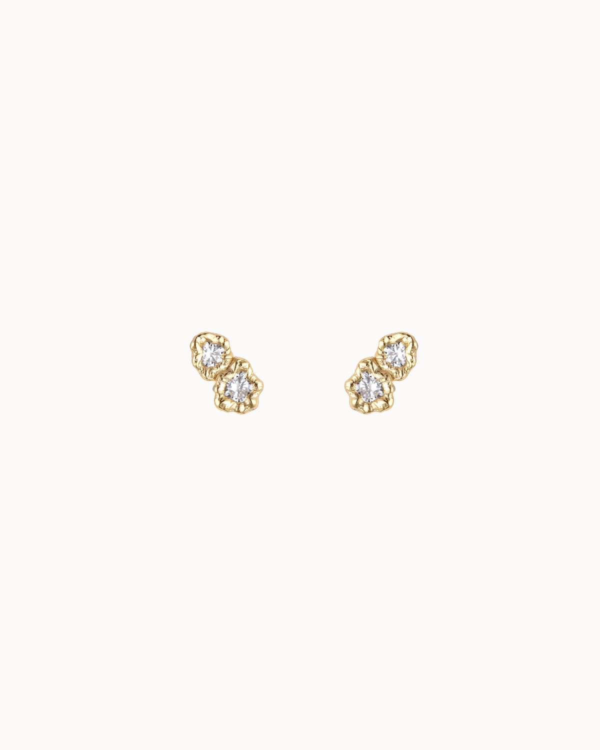 Nuvia Petite Studs i 18K forgyldt sterlingsølv med to funklende zirkoner
