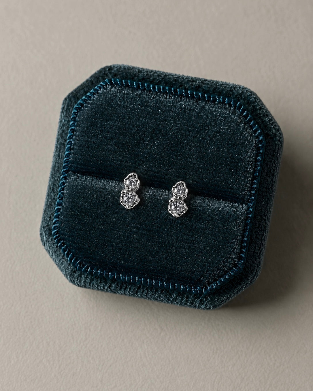 Kleine Nuvia oorknopjes in sterling zilver met kubische zirkonen