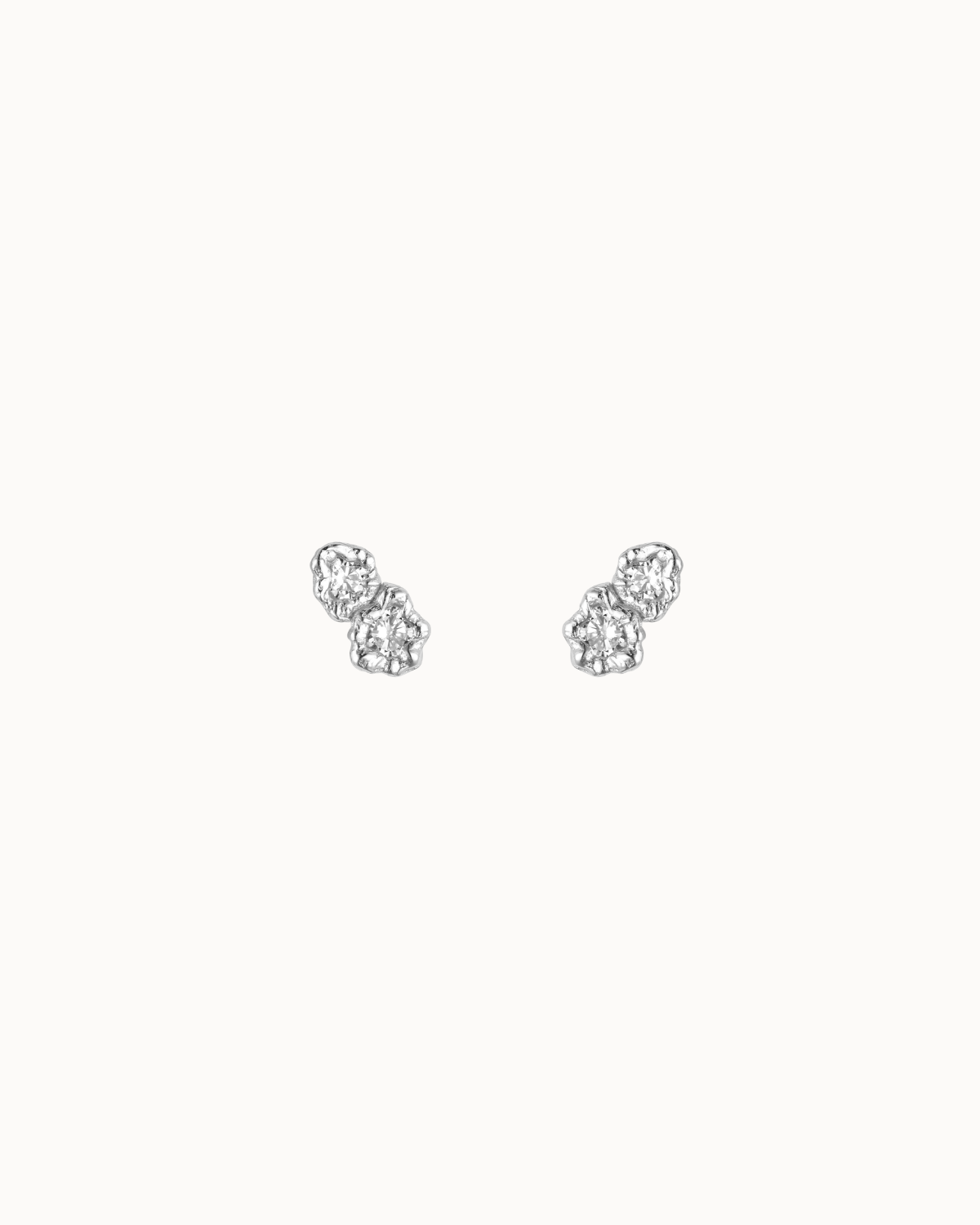 Nuvia Petite Studs in 925 sterling zilver met twee fonkelende zirkonen