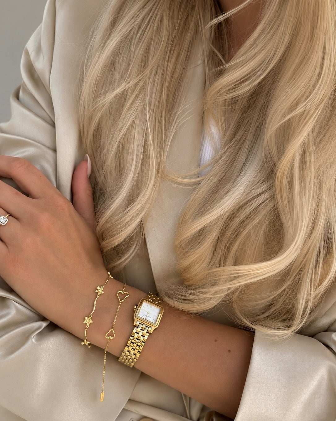 Gold-plated Oahu bracelet with fine flower details around the wrist