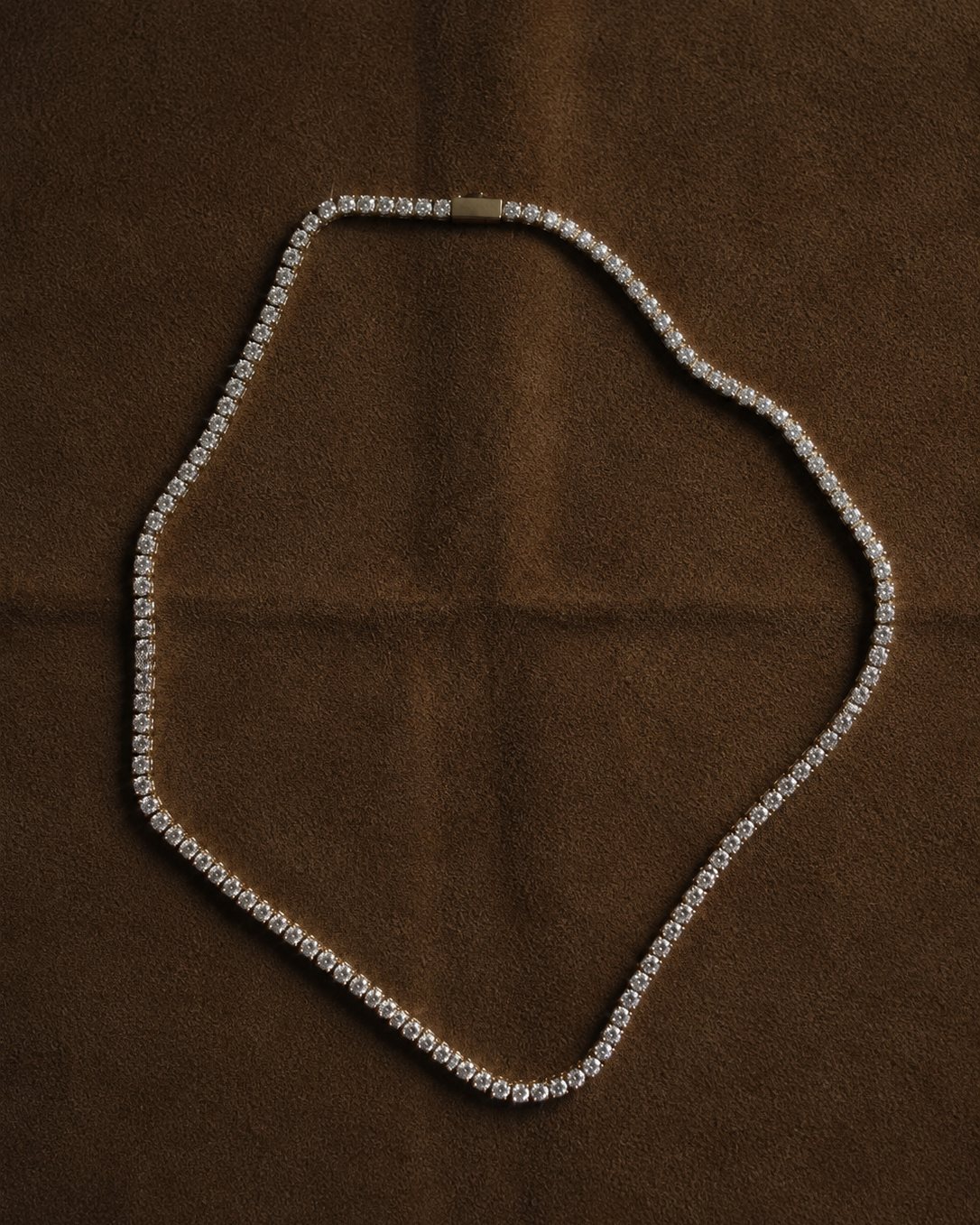 Oraya Tennis Necklace 2,5 mm i forgyldt rustfrit stål med klare zirkoner