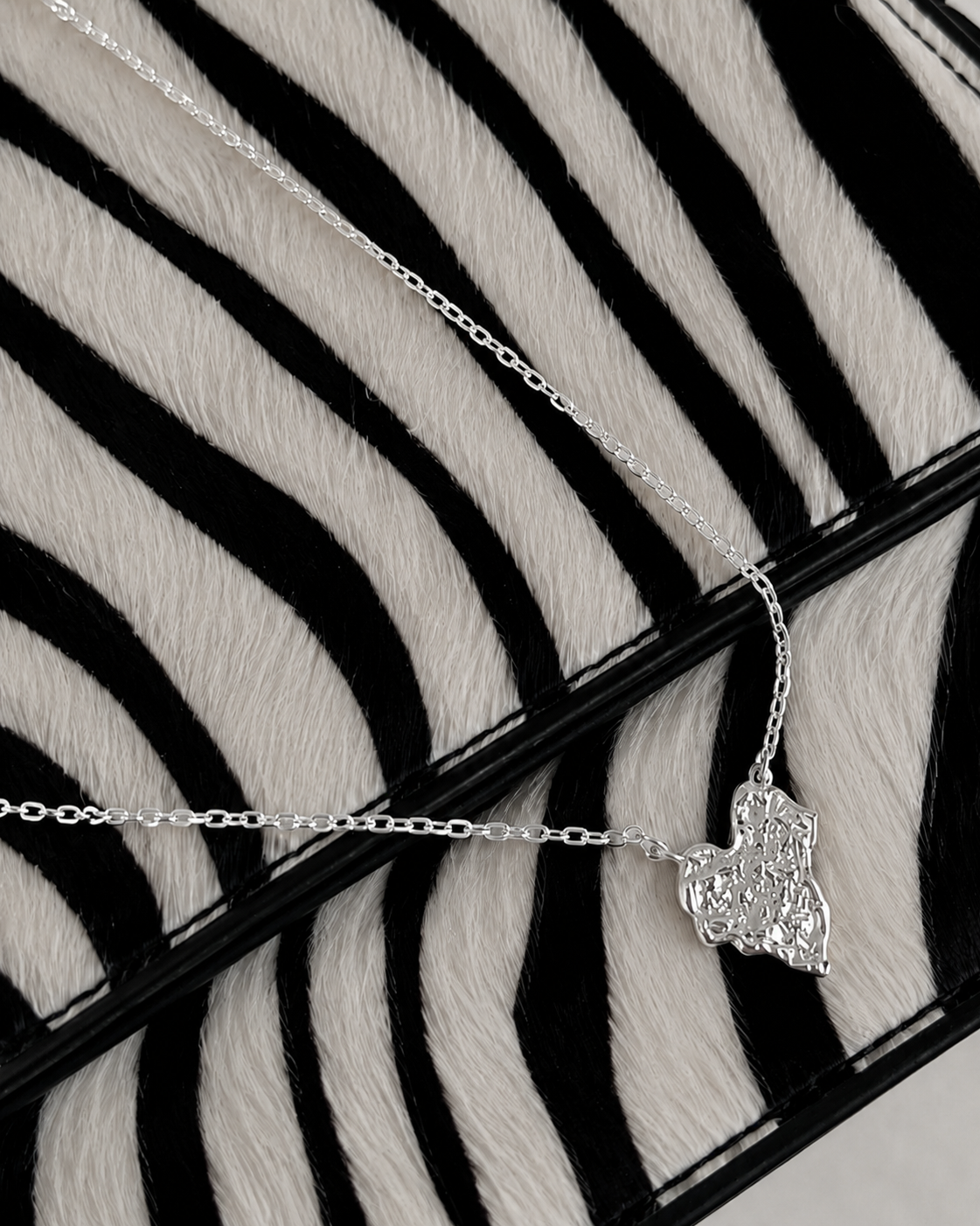 Palila halsband i sterlingsilver med strukturerad hjärtberlock på fin kedja