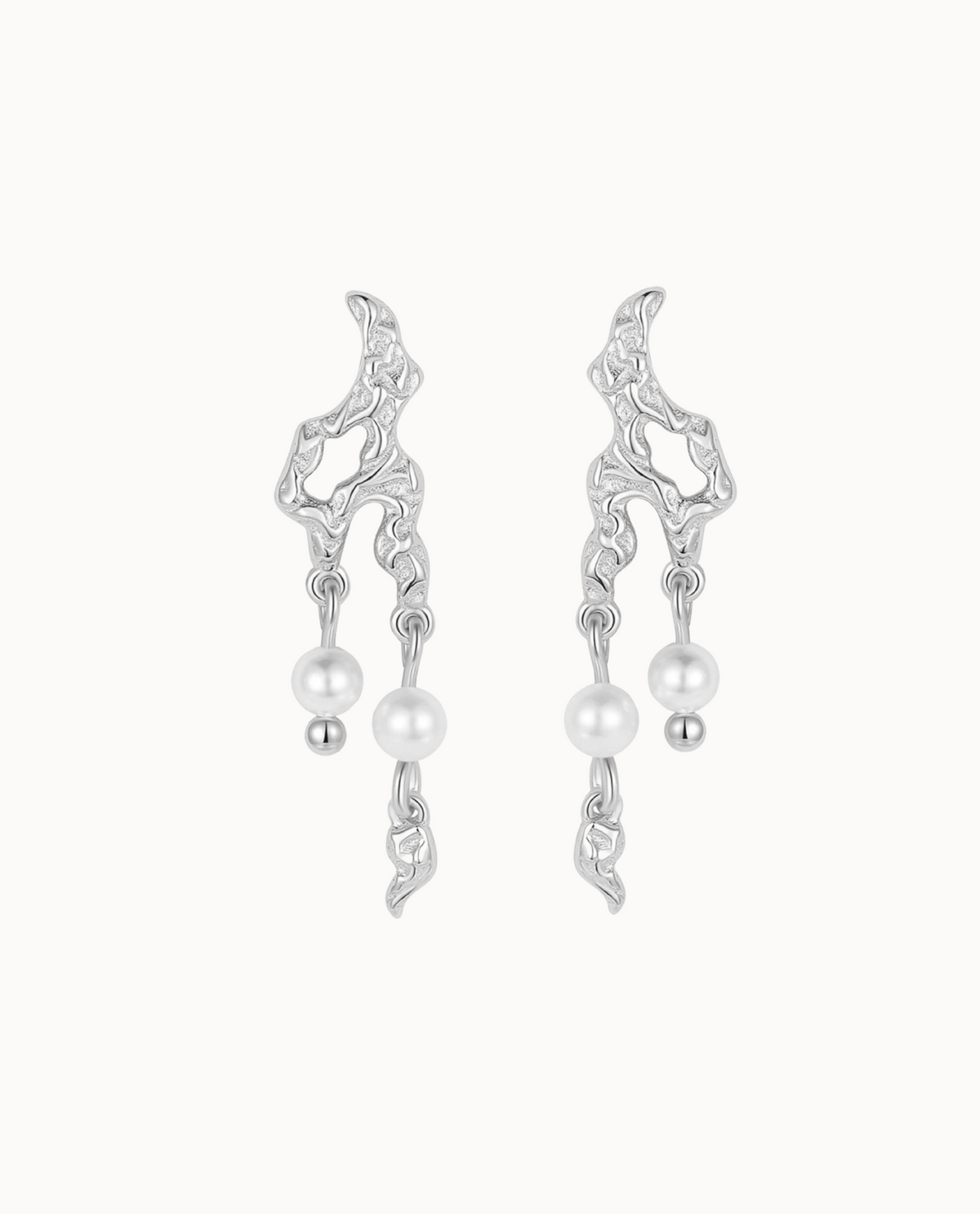 Pavati Earrings aus 925er Sterlingsilber mit gehämmerter Oberfläche und zwei Perlen