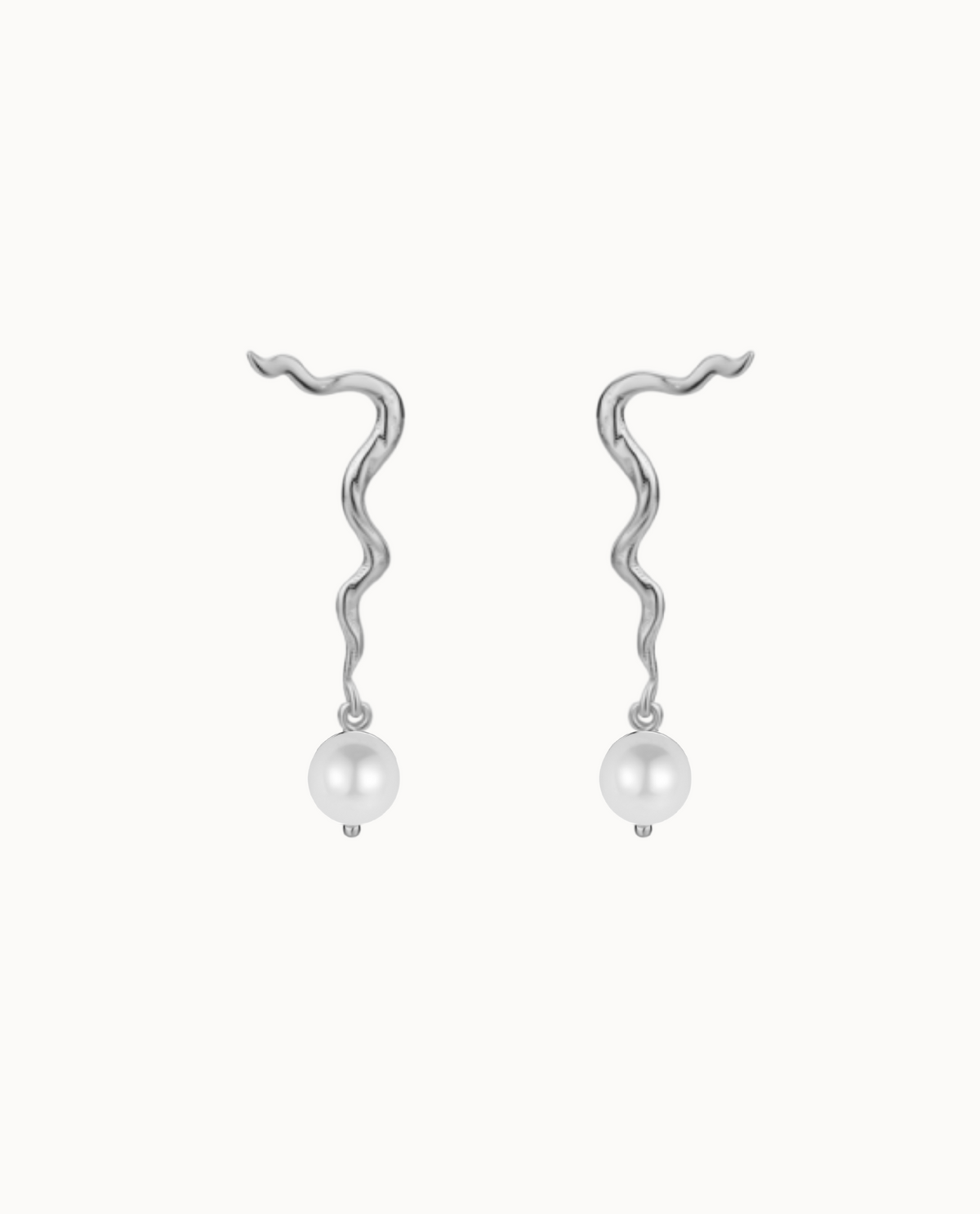 Peony Earrings i 925 sterlingsilver prydda med glänsande skalpärlor