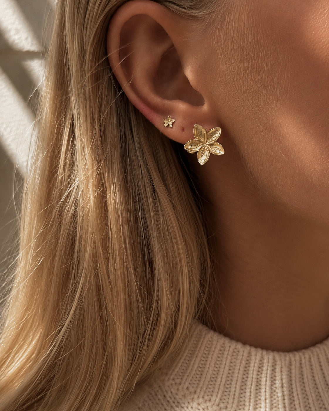 Poppy Earrings und Nusa Petite Studs aus vergoldetem Sterlingsilber zusammen gestylt