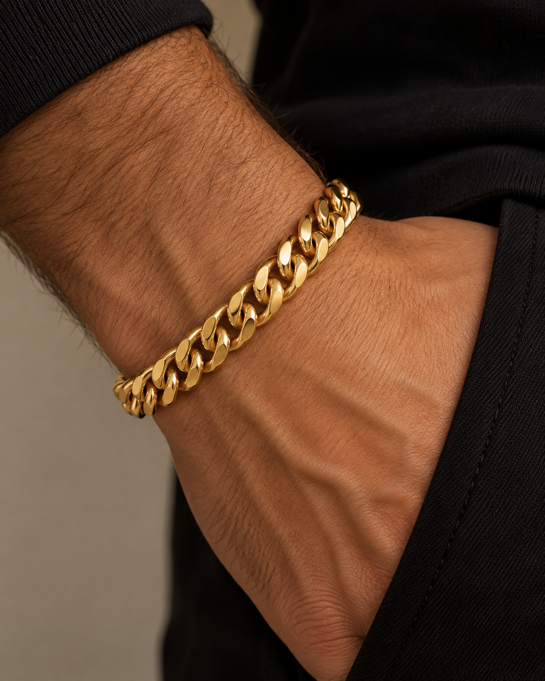 Vergoldetes Rogue Bracelet 9 mm mit kräftigen Gliedern, an einem Handgelenk getragen
