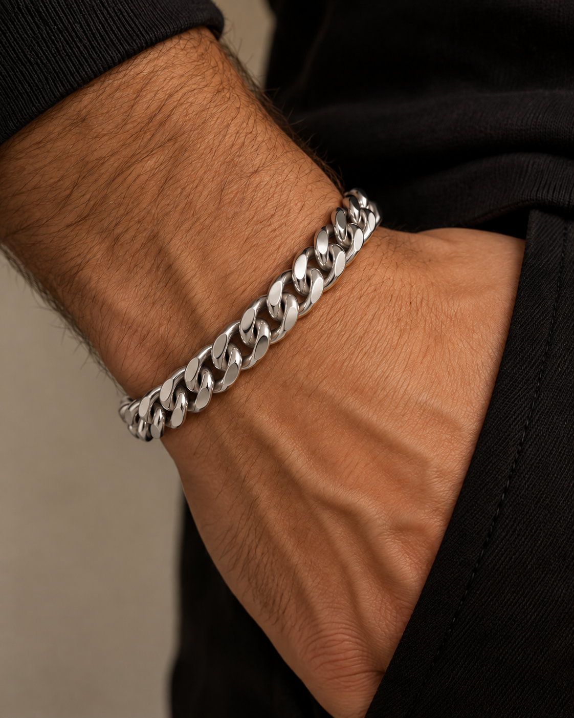 Silberfarbenes Rogue Bracelet 9 mm aus Edelstahl, an einem Handgelenk getragen