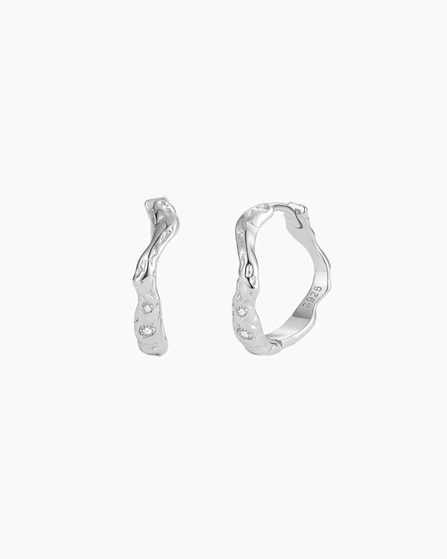 Saba Earrings – bølgende hoops i 925 sterlingsølv med funklende sten
