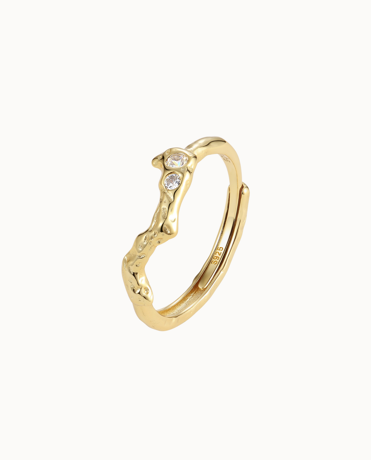 Samui Ring aus 18K vergoldetem Sterlingsilber mit unebener Felsstruktur und zwei funkelnden Steinen