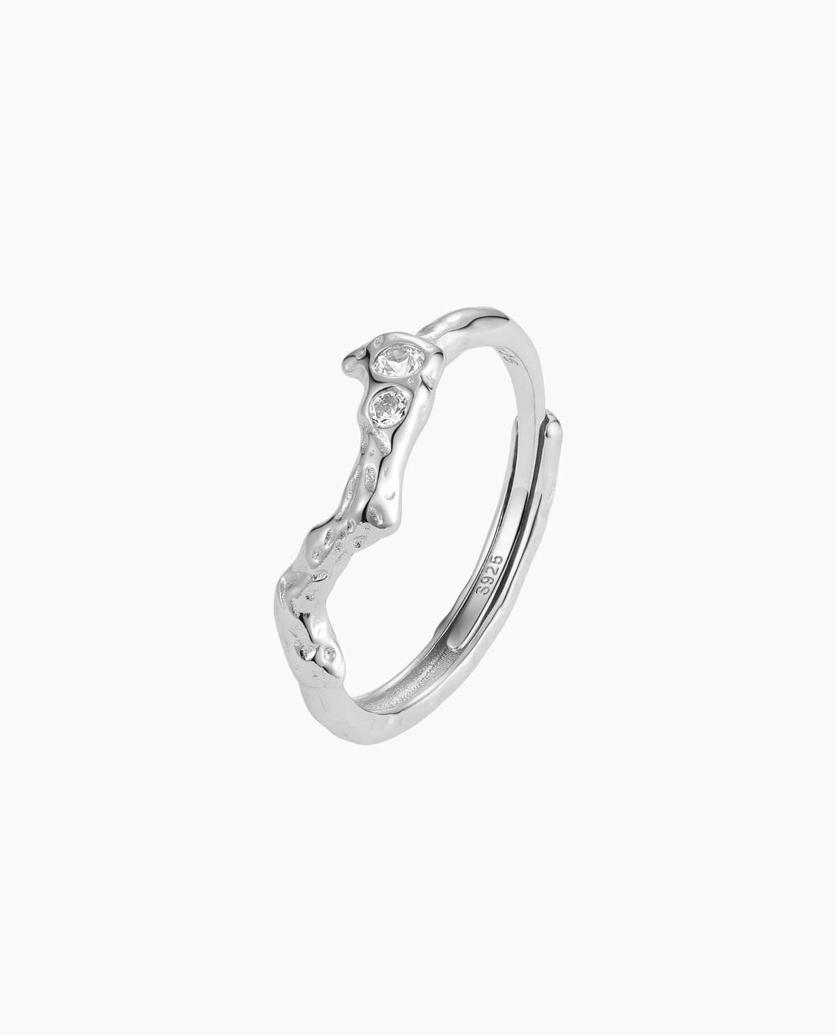 Samui ring i 925 sterlingsølv med ujævn klippetekstur og to funklende sten