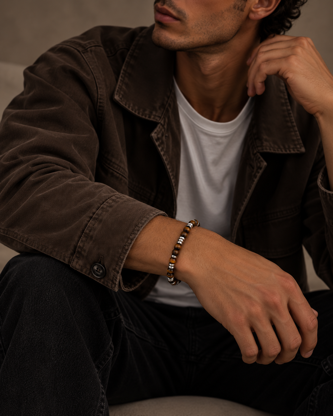 Detalj av Santos herrearmbånd med varme brune tigerøye-steiner