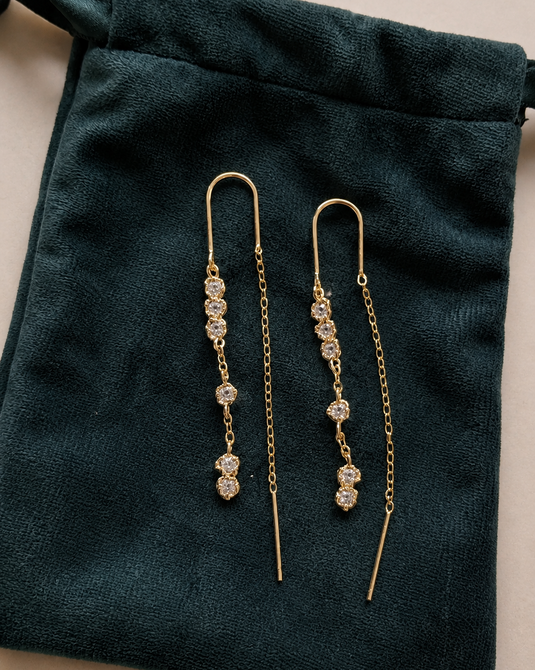 Selkie vergoldete Ohrfäden mit leichtem, elegantem Look