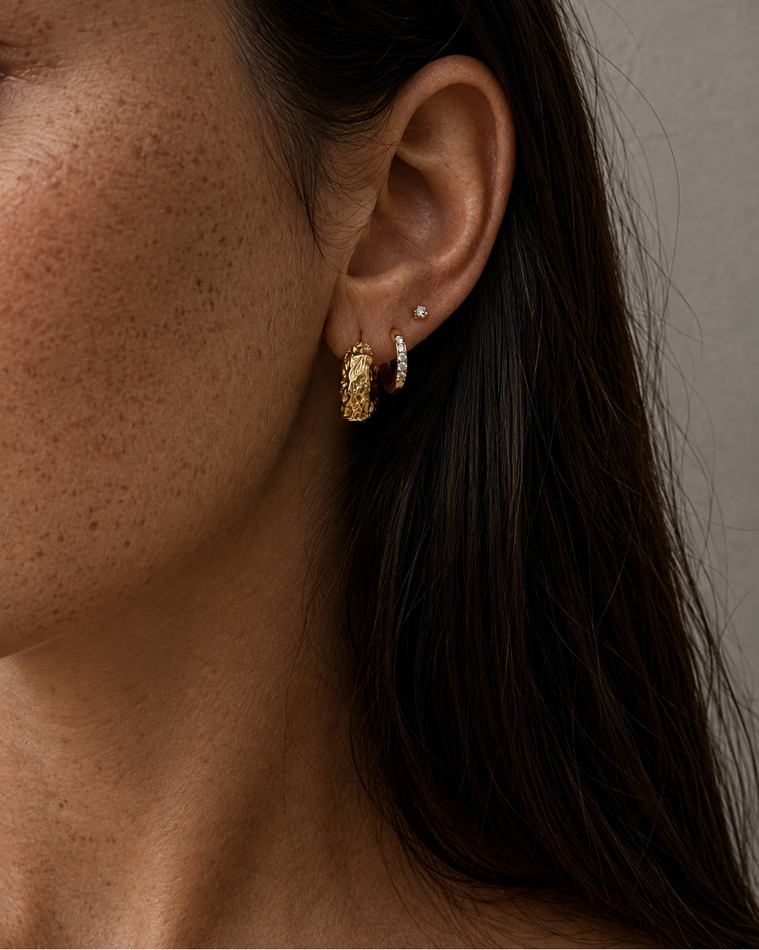 Forgyldte Sera hoops med blank finish og struktureret overflade