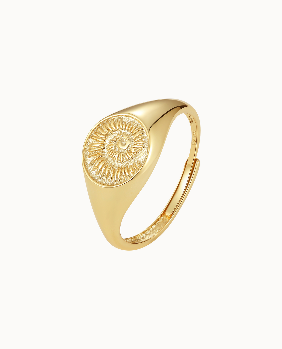 Shelly Ring – signet ring in 18K gold-plated sterling silver with spiral shell relief