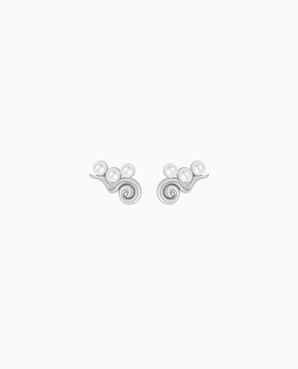 Sidra örhängen i 925 sterlingsilver med tre små skalpärlor