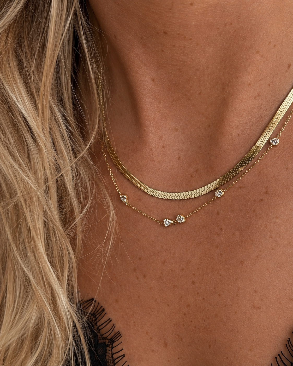 Solara halskæde og Flat Snake Chain i forgyldt udførelse i layered look