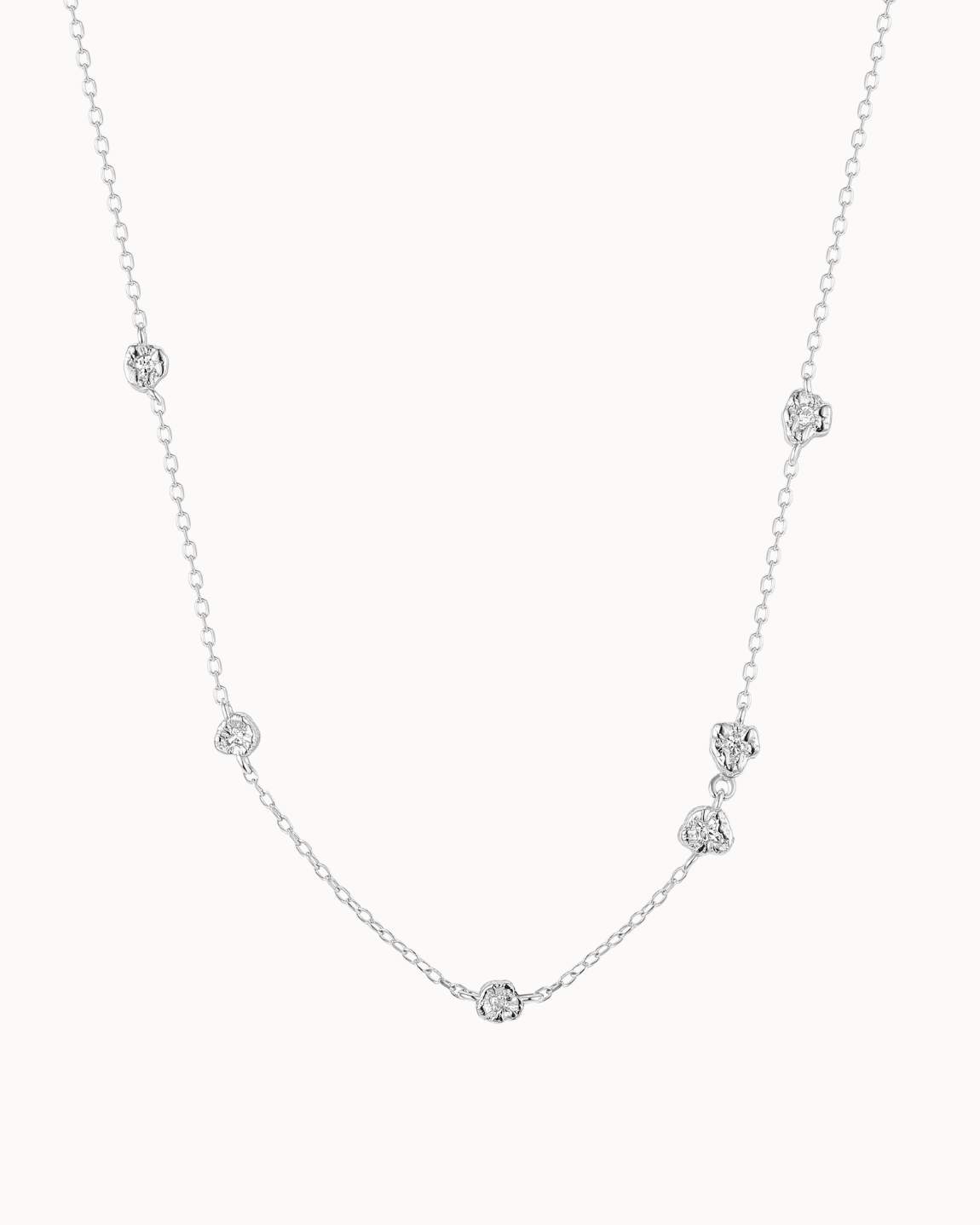 Solara Halskette aus 925er Sterlingsilber mit kleinen, funkelnden Details entlang der Kette