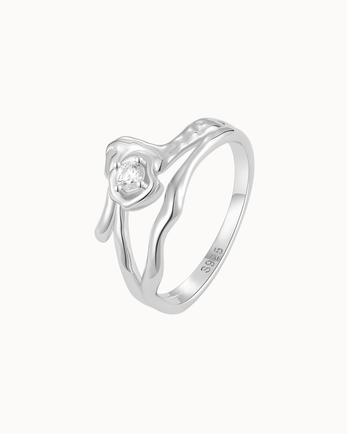 Tahiti Ring i 925 sterlingsølv med klar sten i bølgende, skulpturel form