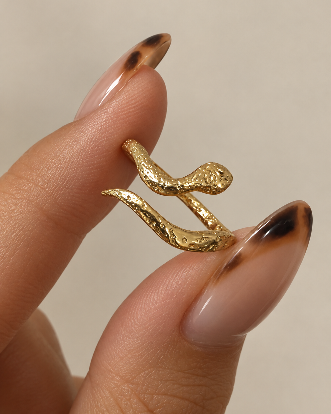 Taipan Ring aus vergoldetem 925er Sterlingsilber mit offener Schlangenform und roher Textur, ganz nah aufgenommen