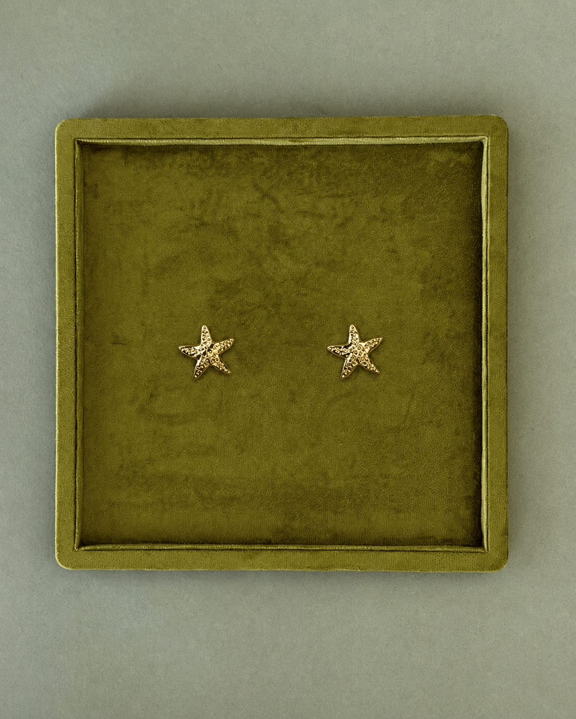 Vergulde Tao Petite Studs met licht gestructureerd oppervlak en glanzende afwerking