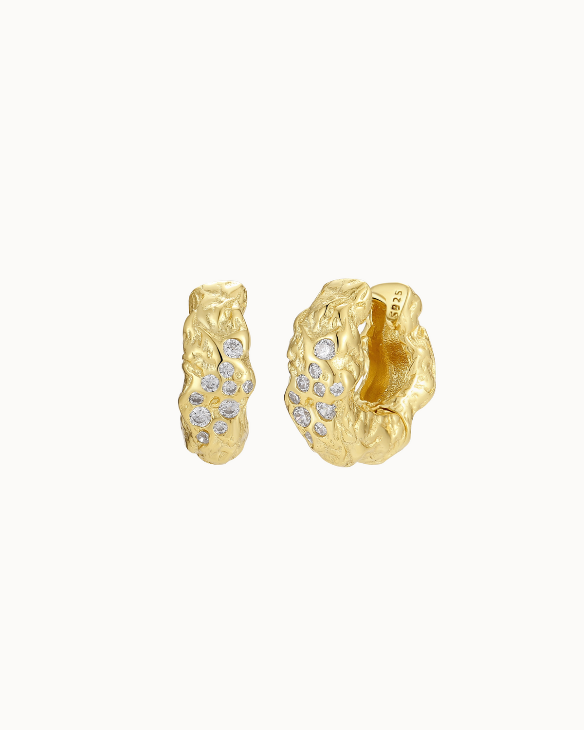 Tellus Earrings aus 18K vergoldetem Sterlingsilber – organische chunky Creolen mit Zirkonen