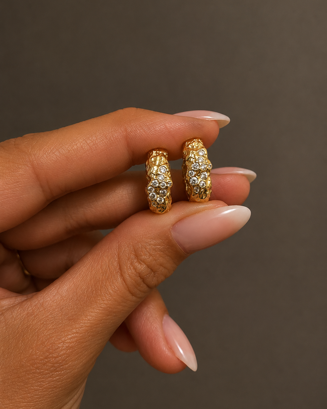 Tellus Earrings, große vergoldete Creolen aus der Elements Collection