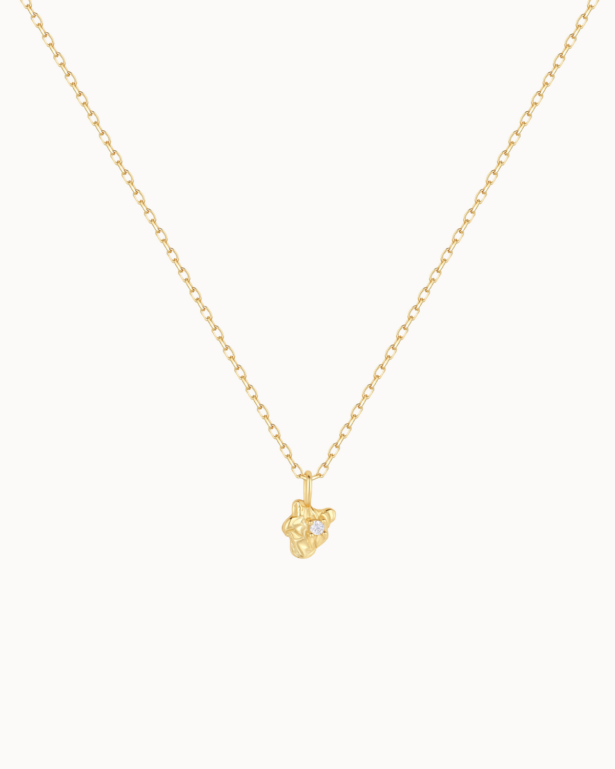 Terra Necklace aus 18K vergoldetem Sterlingsilber mit kleinem organischem Anhänger