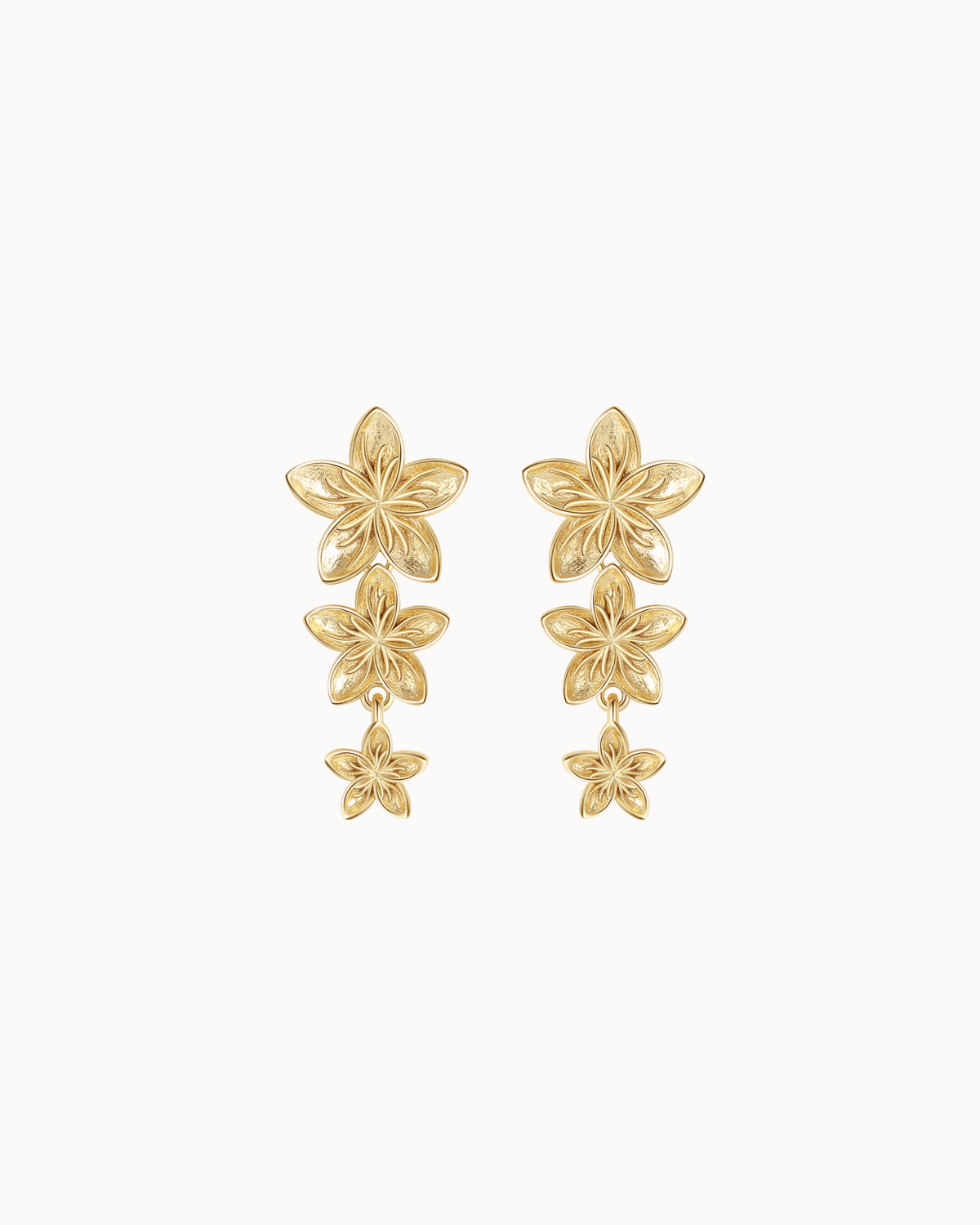 Tiara Earrings aus 18K vergoldetem Sterlingsilber mit drei verbundenen, zarten Blüten