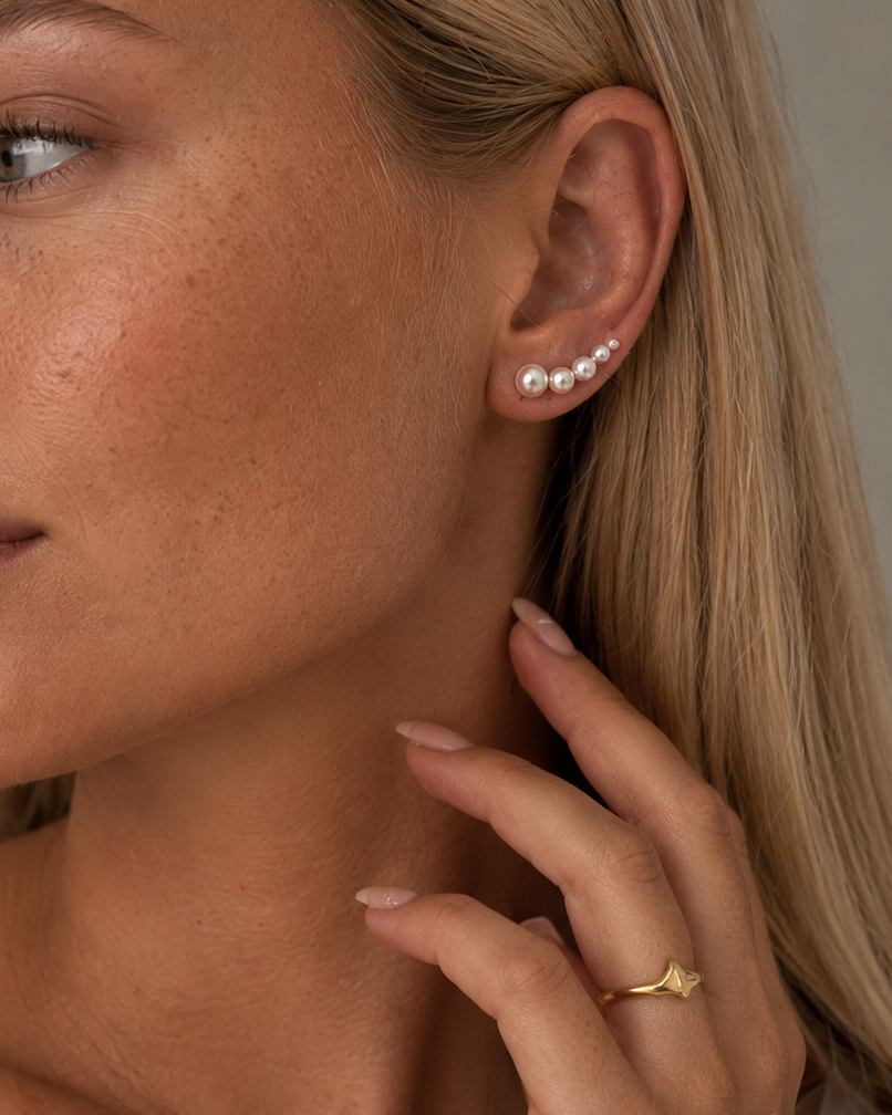 Varuna ear stud in gold-plated 925 sterling silver with pearls – classic and elegant