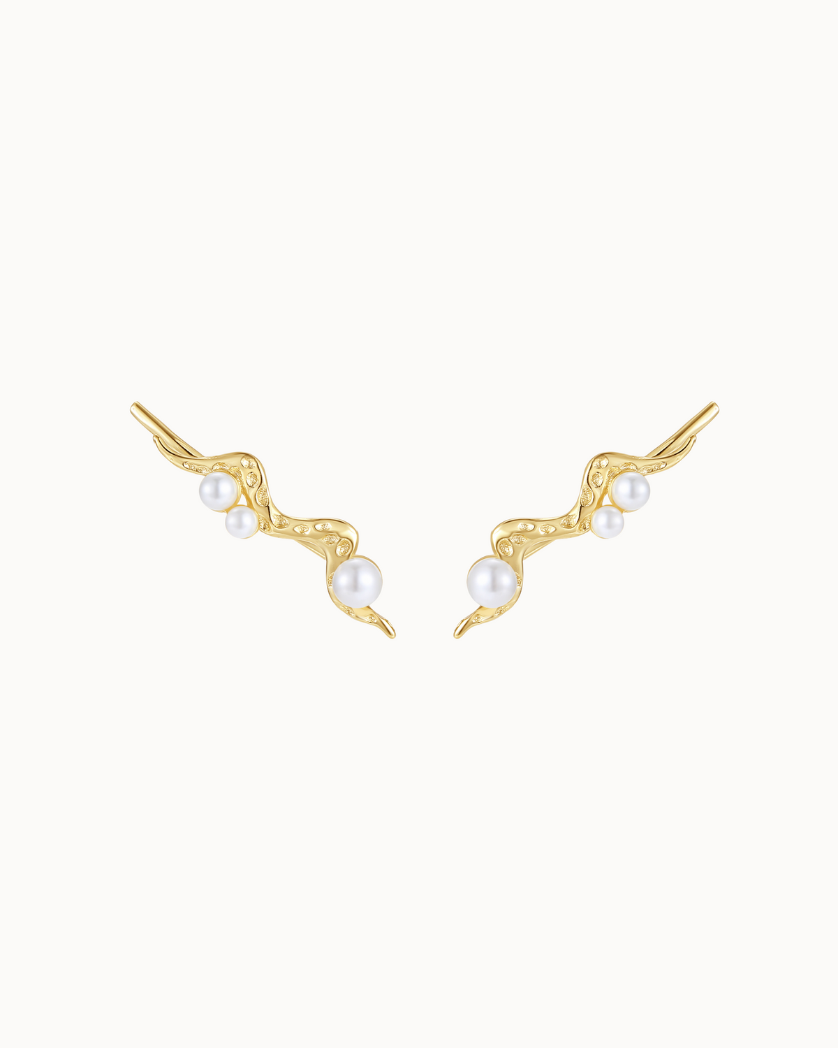 Verguld Zephyr ear climbers met kleine parels langs de kromming van het oor
