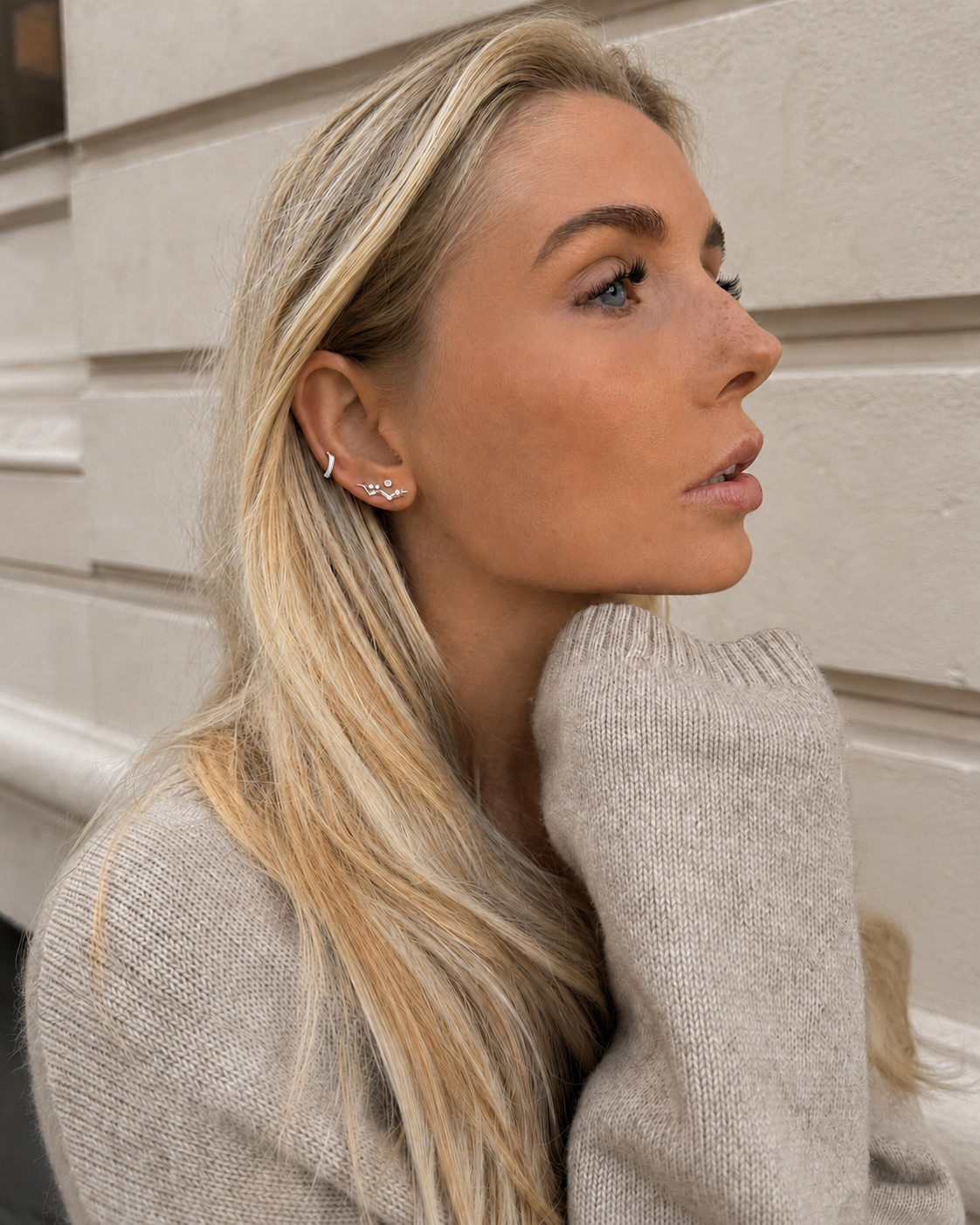 Zephyr ear climbers with a wavy shape and pearls in silver