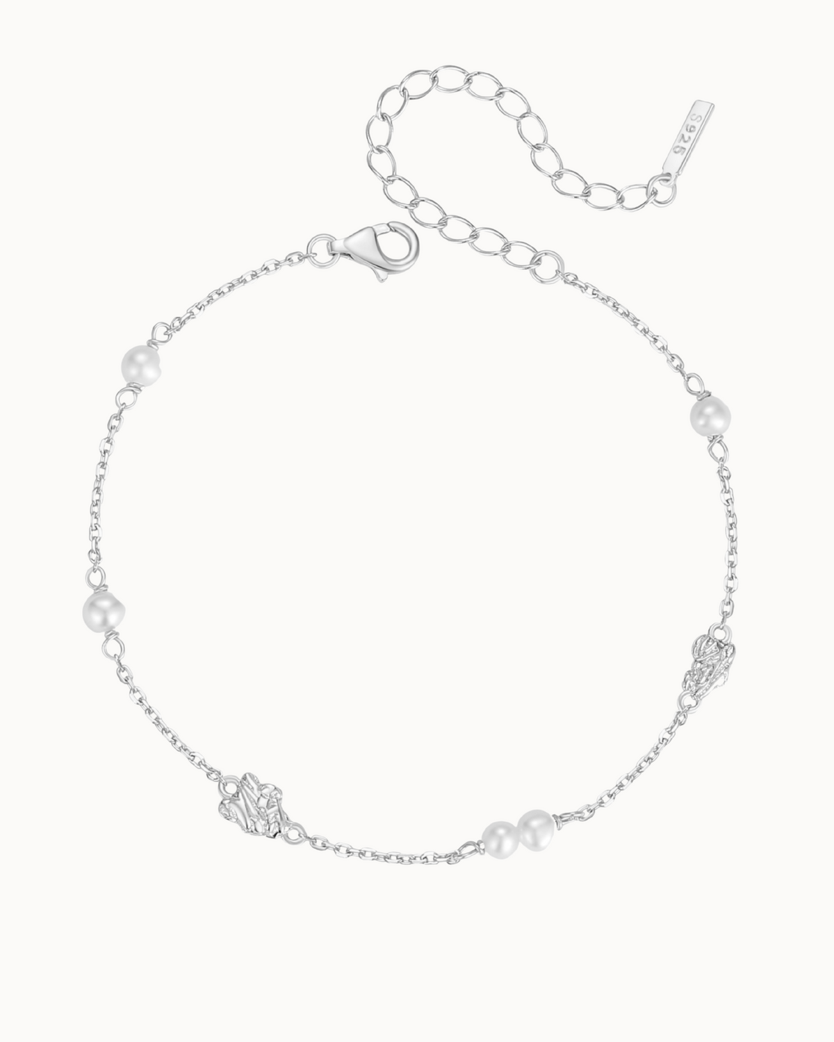 Zeru Bracelet aus 925er Sterlingsilber mit fünf Süßwasserperlen und organischen Anhängern