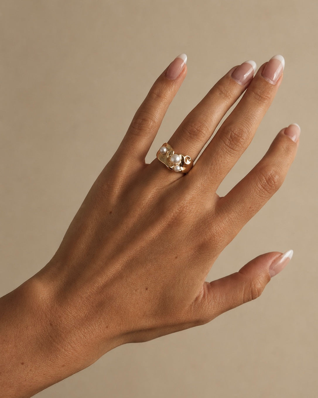 Adella ring met parels in verschillende maten in vergulde uitvoering