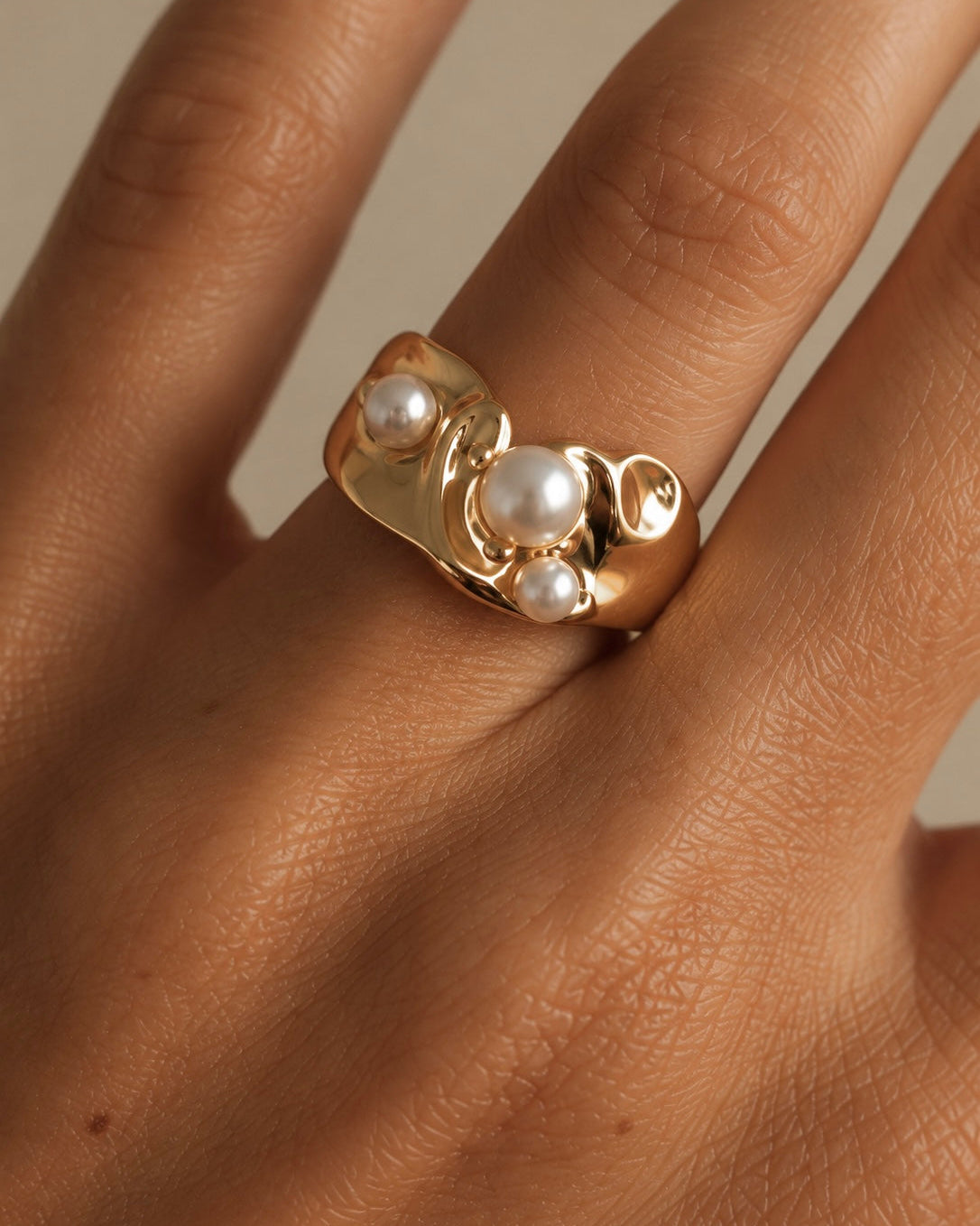 Adella ring met parels in verschillende maten in vergulde uitvoering