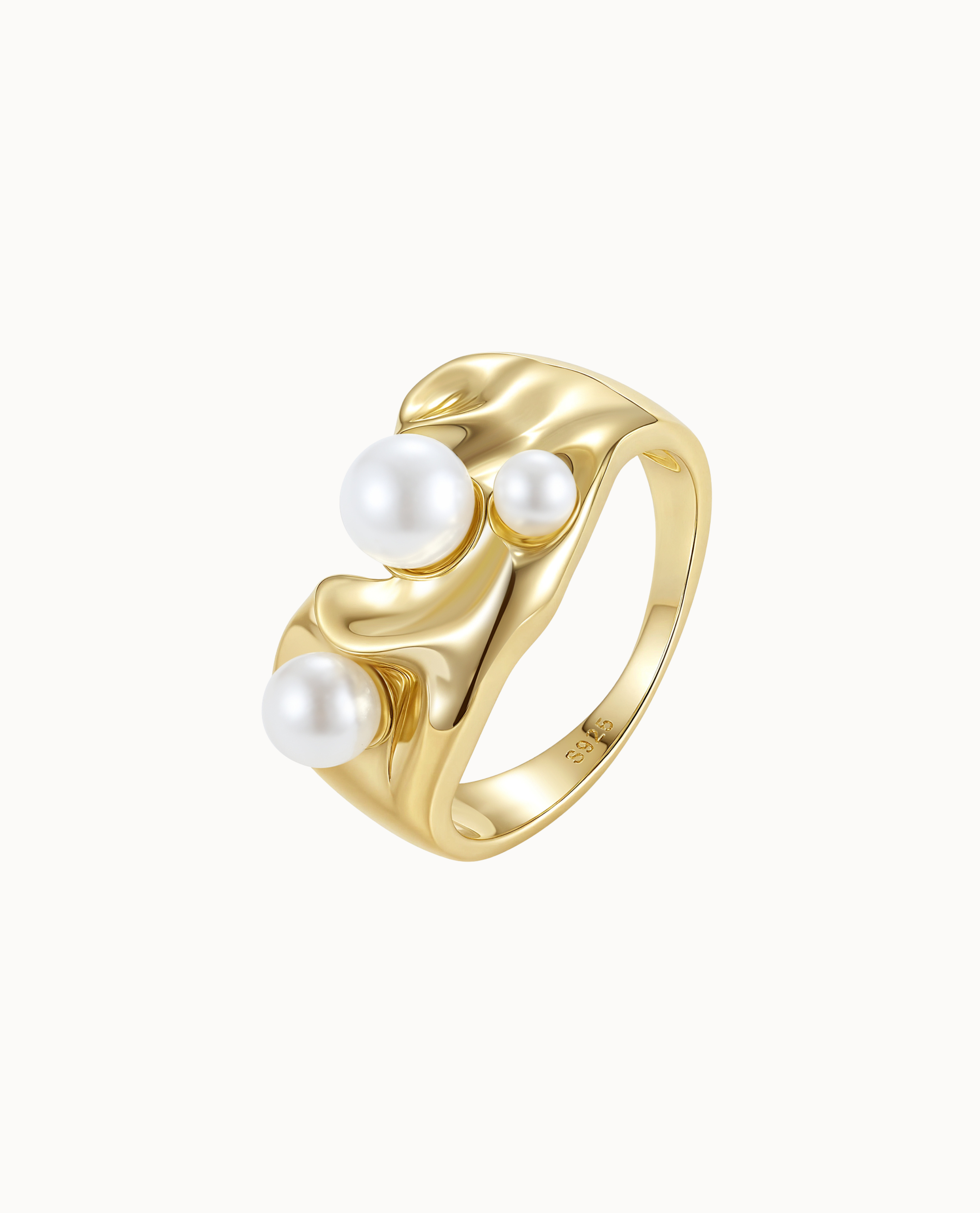 Verguld Adella ring met drie parels in golvend ontwerp