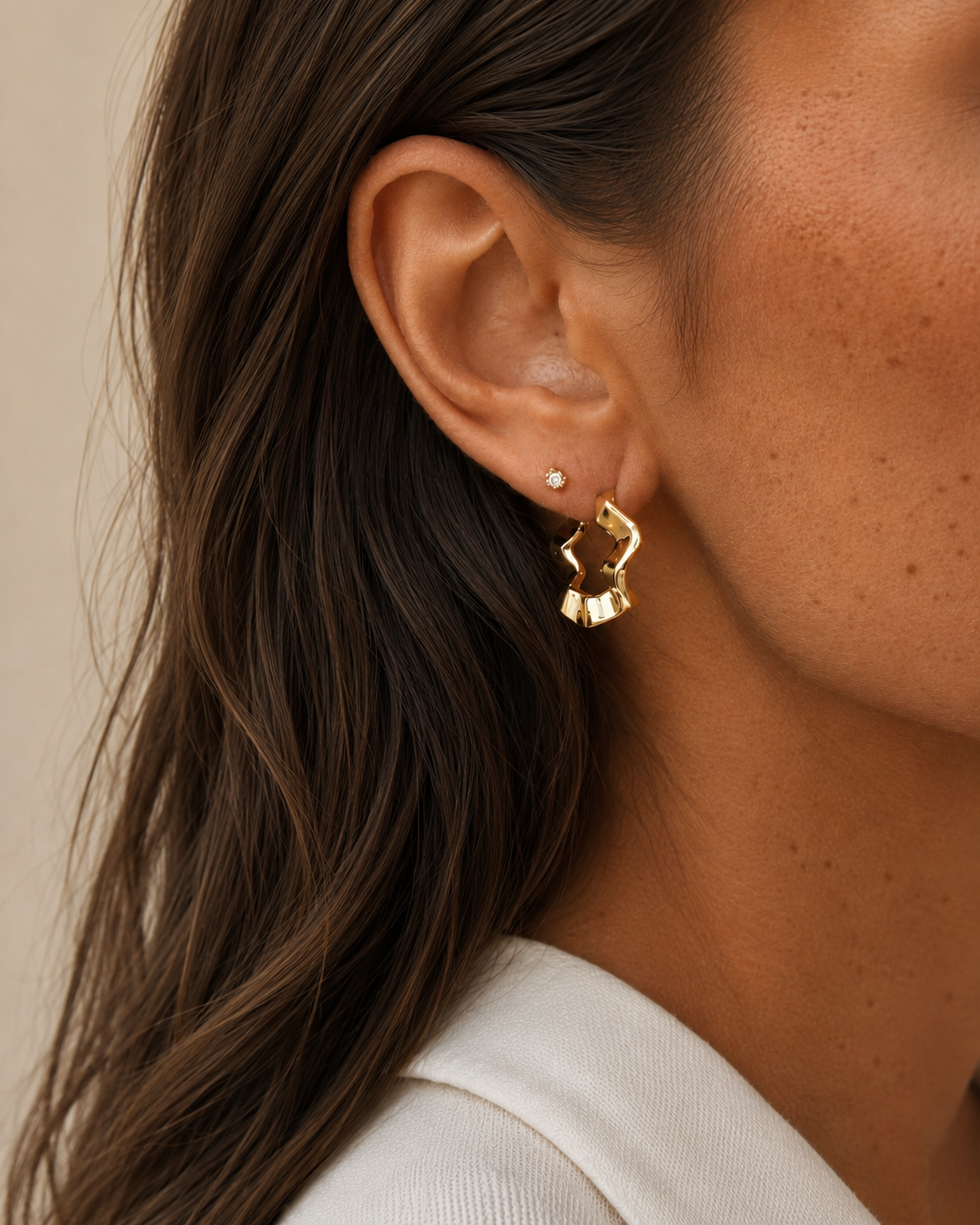 Adriana earrings with sculptural, soft curves in a gold-plated version
