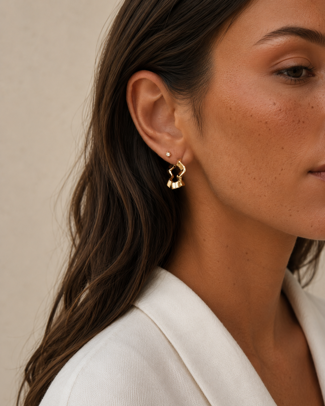 Adriana øreringe i forgyldt design med snoet hoop-form