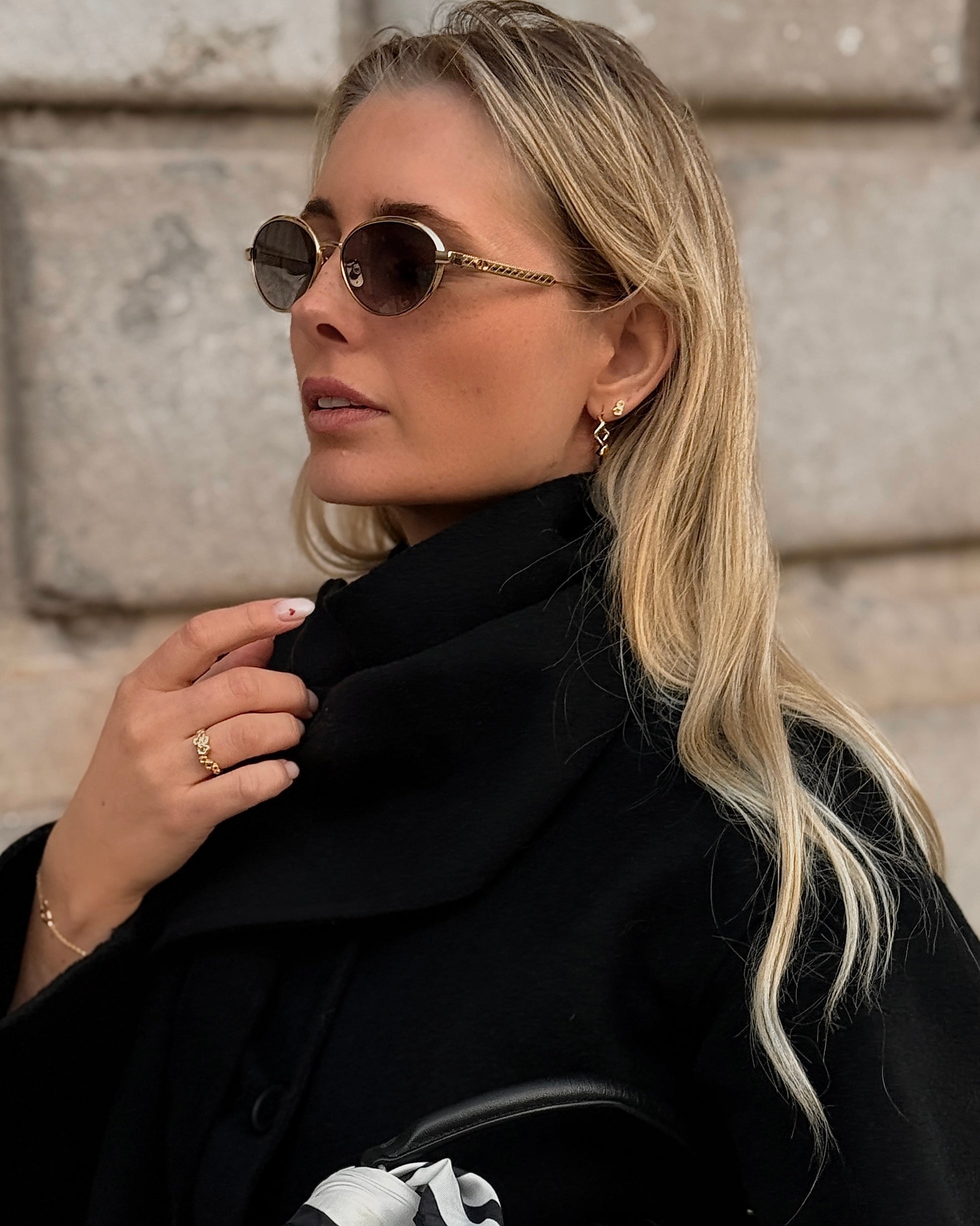 Adriana øreringe med skulpturelle, bløde kurver i forgyldt udgave