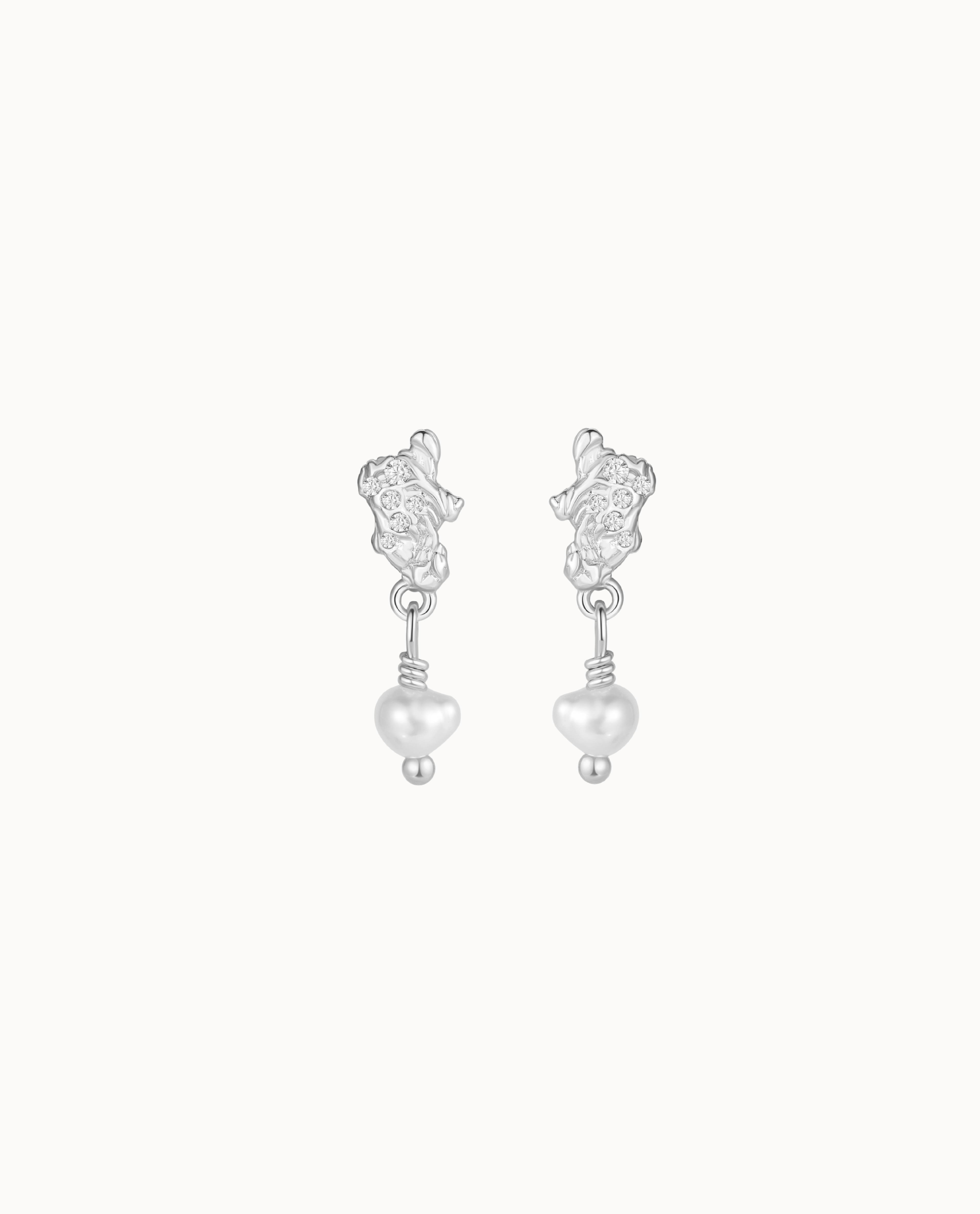 Ainoa Ohrstecker aus 925er Sterlingsilber mit Zirkonen und kleinen Süßwasserperlen