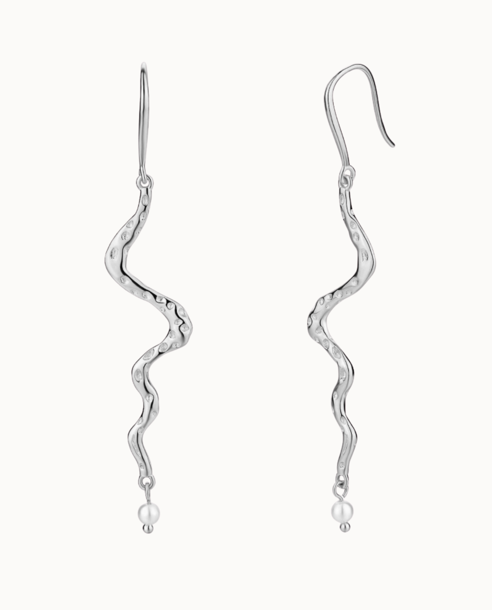 Alana Earrings i 925 sterlingsølv med bølgende detaljer og ferskvandsperle