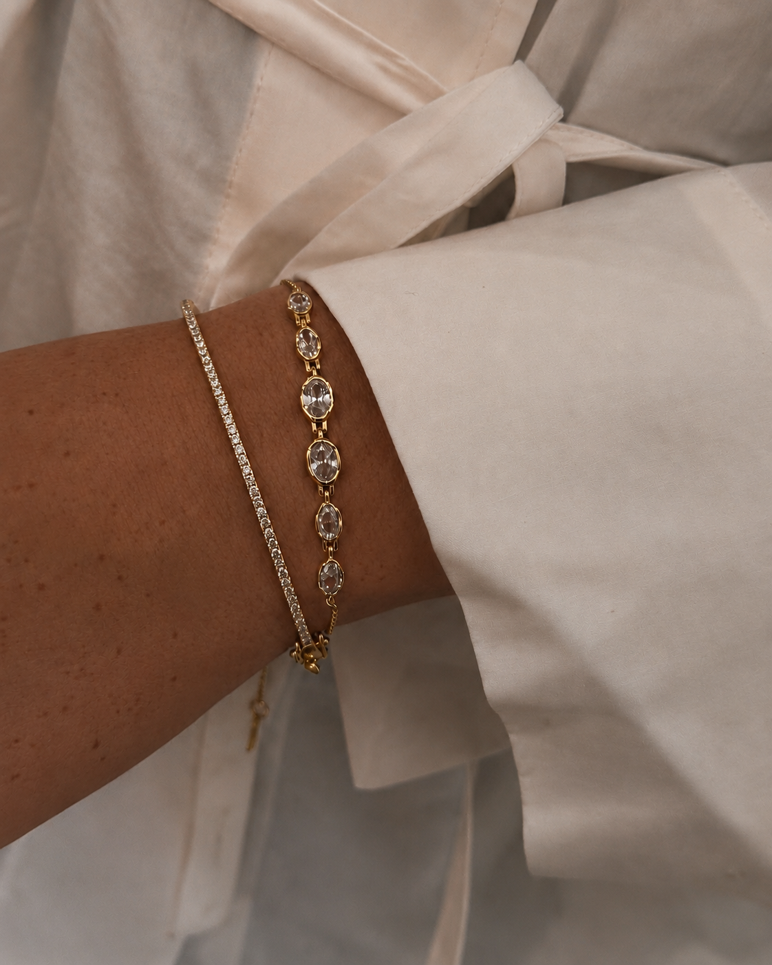 Elegant forgyldt Alasia bangle med slank silhuet og zirkoner