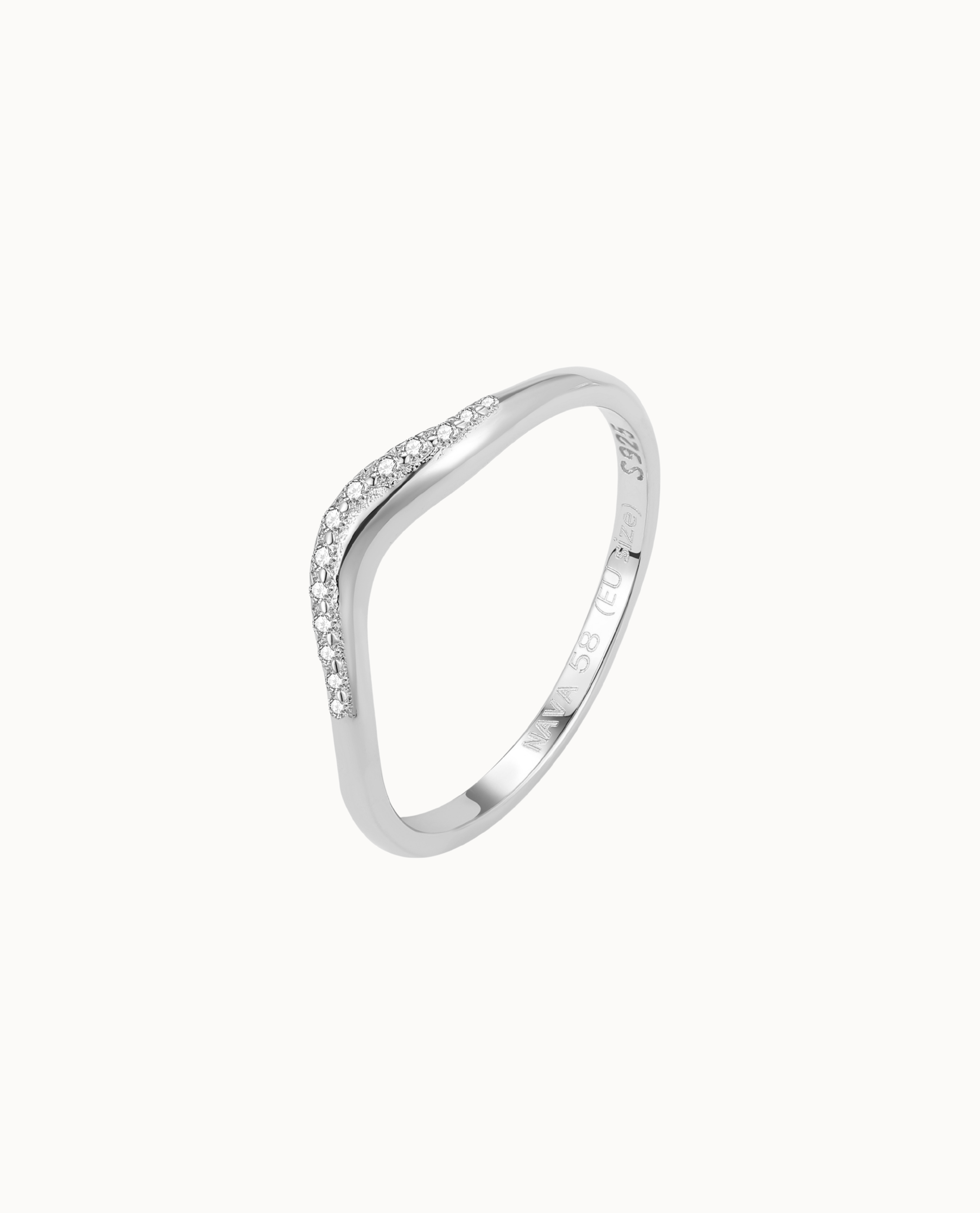 Alula Ring i 925 sterlingsølv med små kubiske zirkoner, der buer sig om fingeren