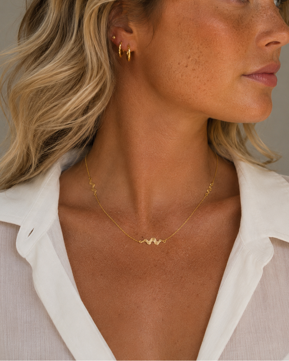 Amani necklace in gold-plated sterling silver inspired by the movements of the sea