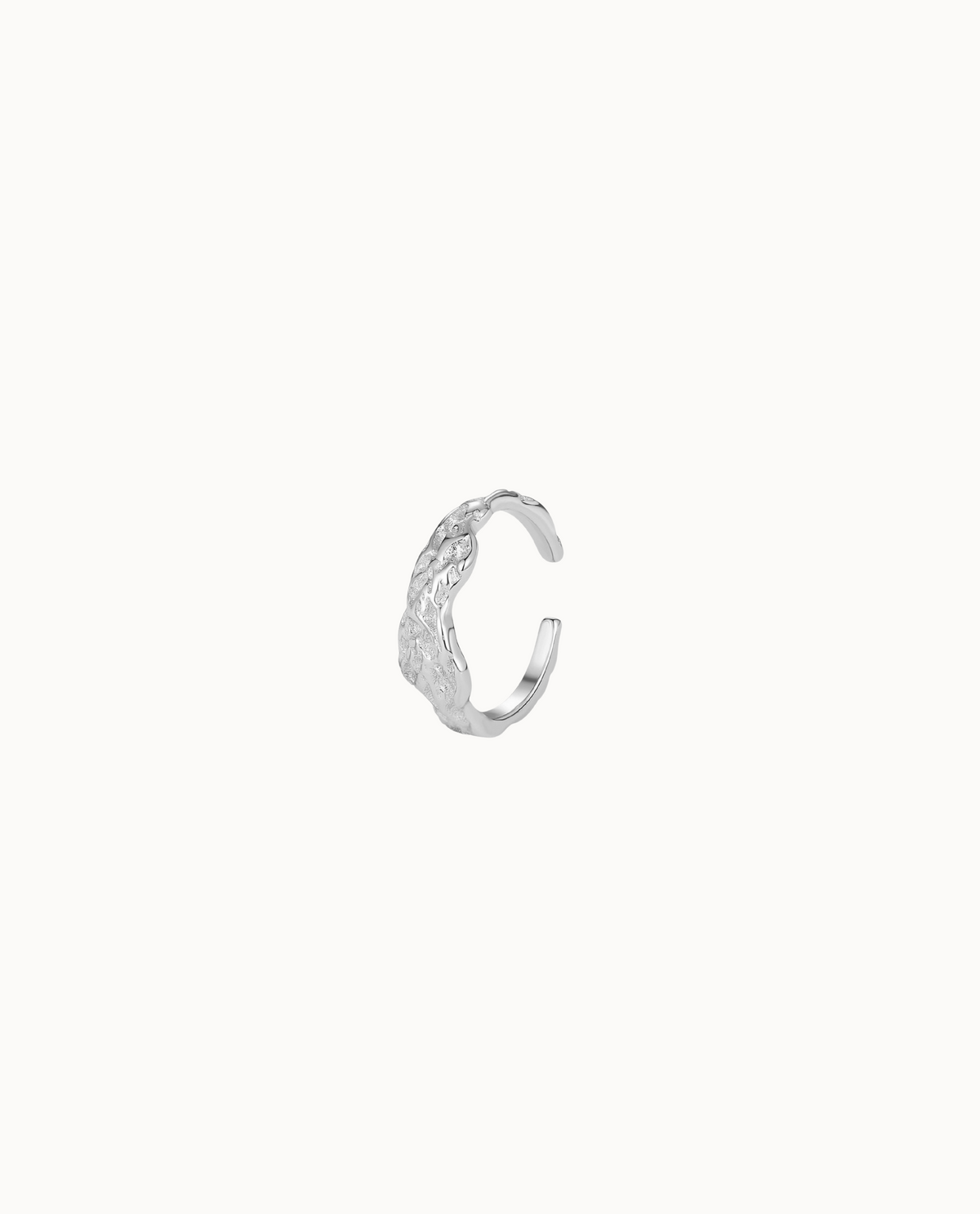 Amara Ear Cuff aus 925er Sterlingsilber mit welligem, gehämmertem Design